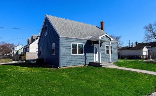 15 Varney Ave, Huntington Station, NY 11746-1837