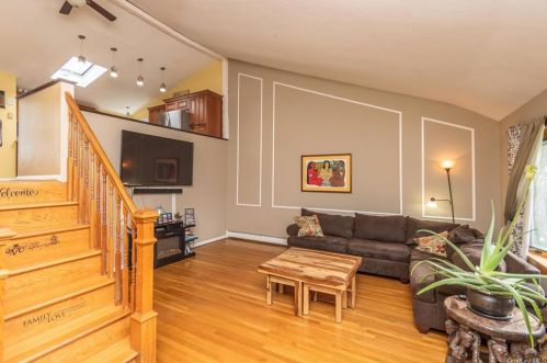 3 Capital Dr, Washingtonville, NY 10992-1301
