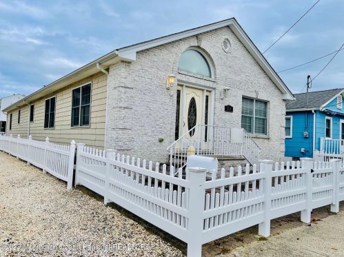 224 Carteret Ave, Pelican Island, NJ 08751-1811