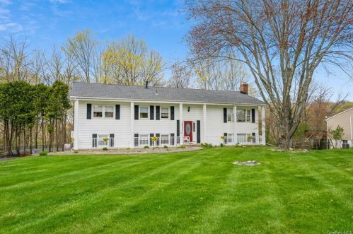 25 Johns Rd, Middletown, NY 10941-1141