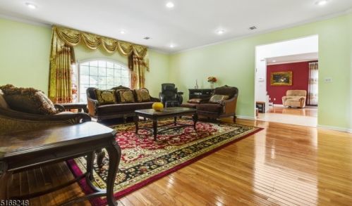 38 Winterset Dr, Greystone Park, NJ 07950-1154
