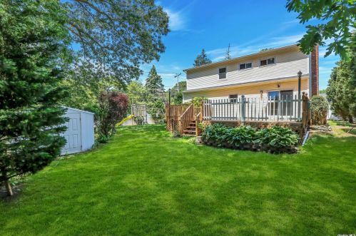 2 Maison Dr, Holbrook NY  11741-1314 exterior