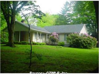 941 Farms Rd, Wallingford, CT 06492-1807