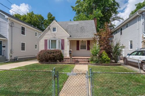 228 Lenox Ave, Hempstead, NY 11553-1531