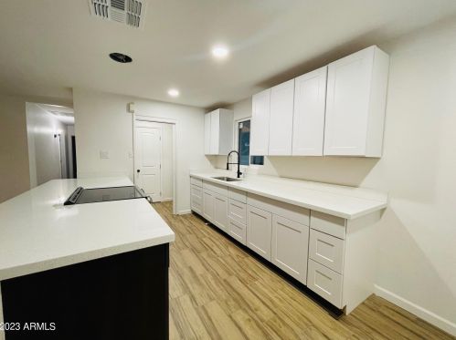 5658 37th Dr, Phoenix AZ  85019-2102 exterior