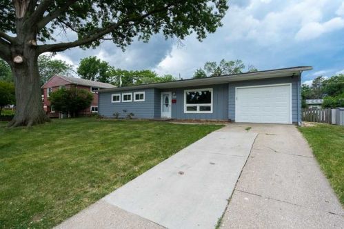 1504 Lakewood Dr, Panarama Park, IA 52722-3633