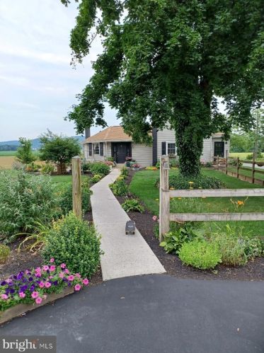 570 Zion Rd, Carlisle, PA 17015-7111