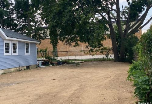 162 29th St, North Lindenhurst, NY 11757-3613