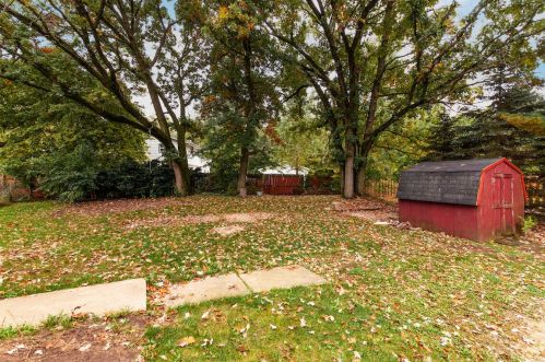 211 State St, Dousman, WI 53118-9386