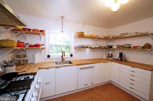 56 Roxboro Rd, Lawrence Township NJ  08648-3925 exterior