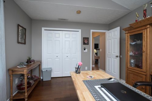 1001 Farmington Ln, Washington Ch OH  43160-8641 exterior