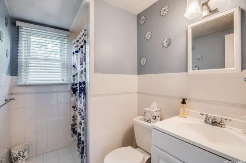 7 Parkview Cir, Bethpage NY  11714-2309 exterior