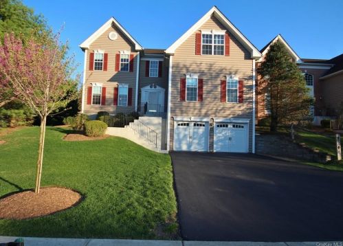 608 Creekside Ln, Fishkill, NY 12524-4902