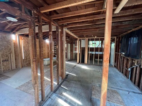 2751 Grande Vis Ave, Oakland CA 94601-1327 exterior