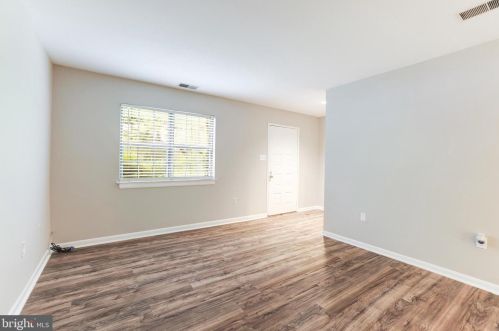 2053 Headlands Cir, Herndon VA  20191-3642 exterior