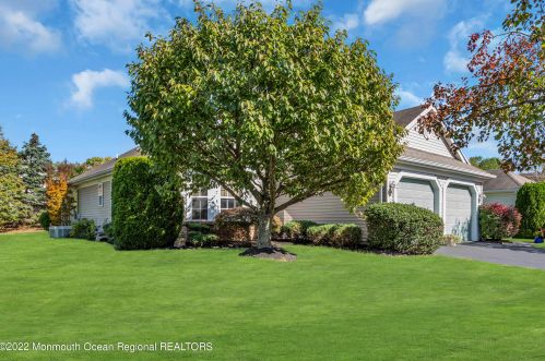 17 Schoolhouse Ln, Lakewood, NJ 08701-5759