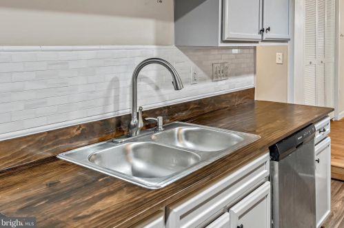 5001 Sunset Dr, Harrisburg PA  17112-2168 exterior