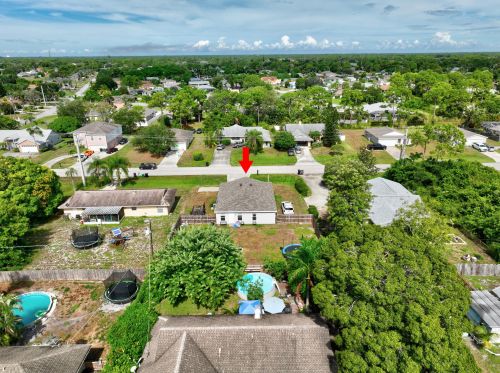 1977 Floresta Dr, Fort Pierce FL  34983-4619 exterior
