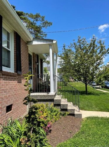 387 Sylvan Knoll Rd, Stamford, CT 06902-5349