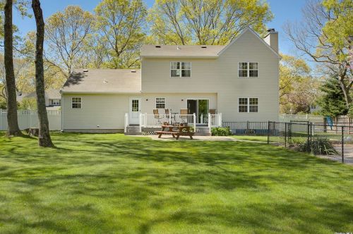 81 Drew Dr, Eastport NY  11941-1334 exterior