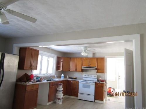 68 Lake St, Coventry, CT 06238-3104