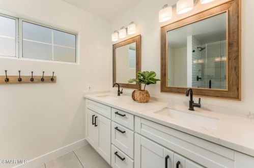 5226 Edgeware Dr, Calabasas CA  91301-2319 exterior