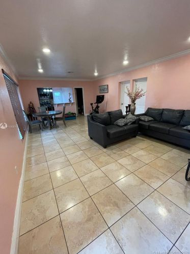 461 64th St, Hialeah, FL 33013-1154