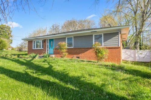 7 Armhurst Ct, Greensboro NC  27405-5911 exterior