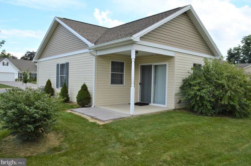 1 Group Ct, Mount Holly Springs, PA 17065-8000