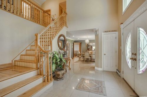 35 Bonaire Dr, Huntington Station, NY 11746-6525