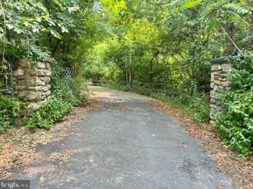 319 Lake Dr, Richmond National Battlefiel VA  22835-2752 exterior