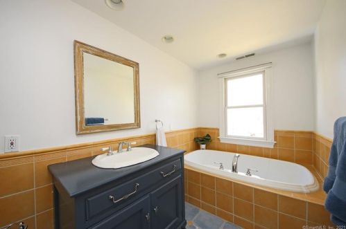 26 Oak Knoll Rd, Ridgefield CT  06877-4334 exterior