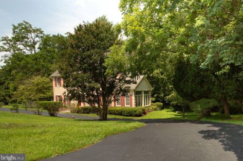 804 Lake Windermere Ct, Great Falls, VA 22066-1532