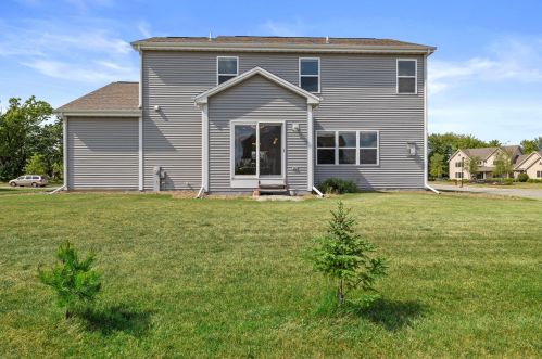 803 Medina Dr, Mukwonago, WI 53149-9454