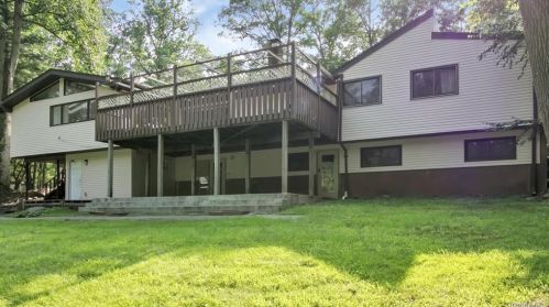 12 Sherwood Ridge Rd, Airmont, NY 10901-1408