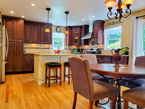373 Mountain Rd, Jefferson Valley, NY 10535-1313
