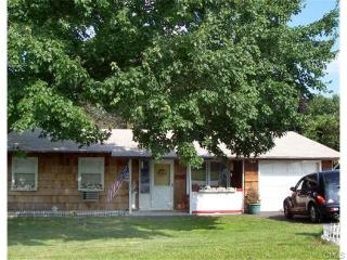 15 Little Deer Rd, Bridgeport, CT 06606-1742