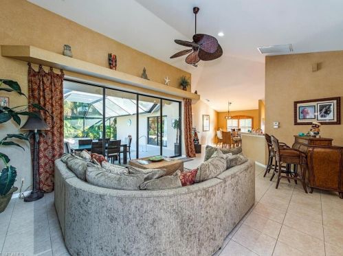 285 Sawgrass Ct, Naples, FL 34110-3326