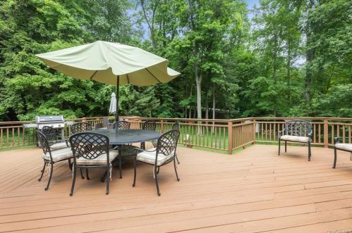 2 Old Farm Ct, West Nyack NY  10994-1210 exterior