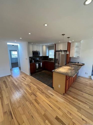 2946 Tiemann Ave, Bronx NY  10469-3322 exterior