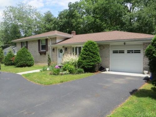 715 Woodward Rd, Providence, RI 02904-3139