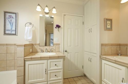 2700 El Caminito, Glendale CA 91214-2934 exterior