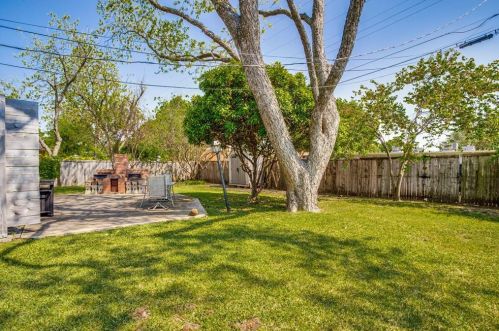 406 Frances Way, Richardson TX  75081-4206 exterior