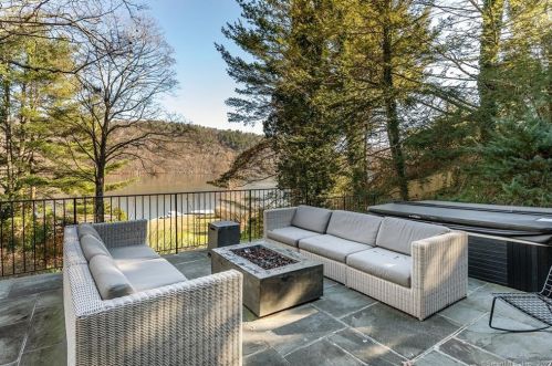 29 Ledgewood Dr, Sherman CT  06784-2040 exterior