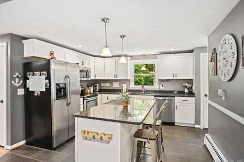 6 East Dr, Gales Ferry CT  06335-1610 exterior