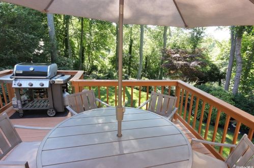 107 Scudder Pl, Northport NY  11768-3027 exterior