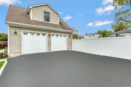 41 Peacock Ln, Babylon, NY 11703-4110