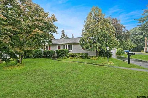 45 Benedict St, Castleton, NY 12033-1116