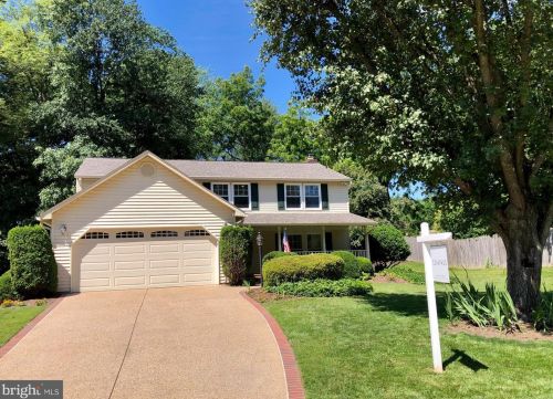 6310 Falling Brook Dr, Springfield VA  22015-4032 exterior