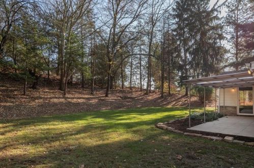 5202 Lew St, Finleyville, PA 15332-1124